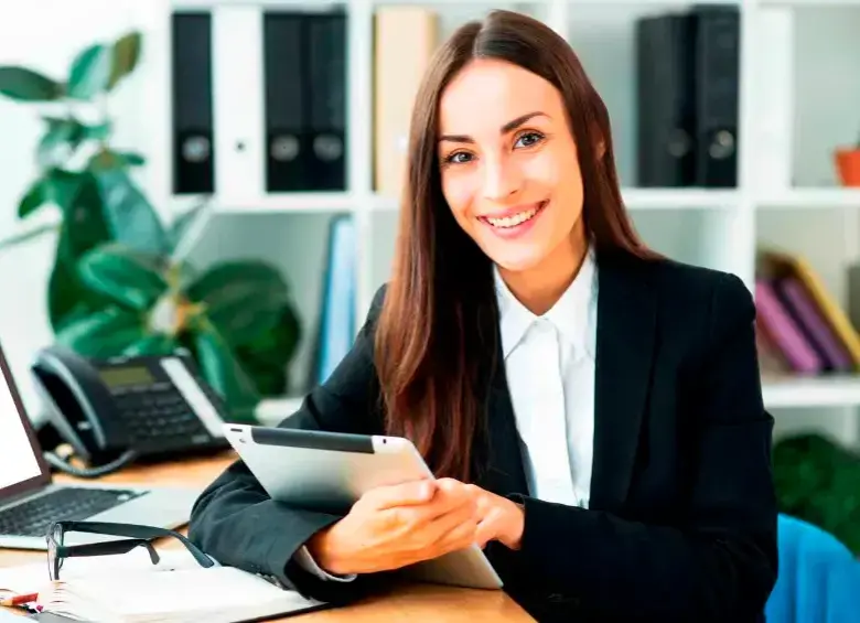 El agotamiento laboral disminuye y la satisfacción aumenta cuando se reduce el horario laboral. FOTO Getty 