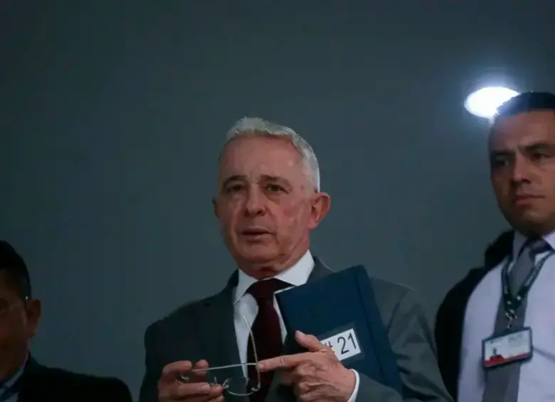 Álvaro Uribe está siendo juzgado por los delitos de soborno a testigos y fraude procesal. FOTO COLPRENSA