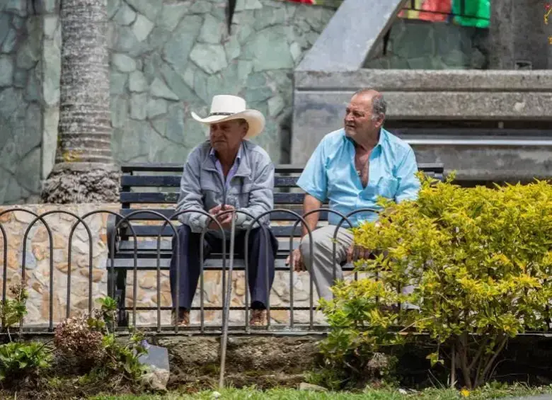 El retroactivo pensional no se otorga de manera automática, por lo que es fundamental estar atento y, si cumple con los requisitos, gestionarlo ante el fondo de pensiones o la entidad encargada. FOTO: EL COLOMBIANO