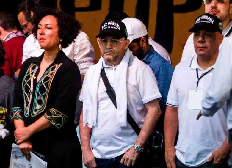 En el acto del 21 de junio apareció en primer plano la senadora Zuleta. Pero además estuvieron los jefes de bandas del Valle de Aburrá. FOTO: EL COLOMBIANO