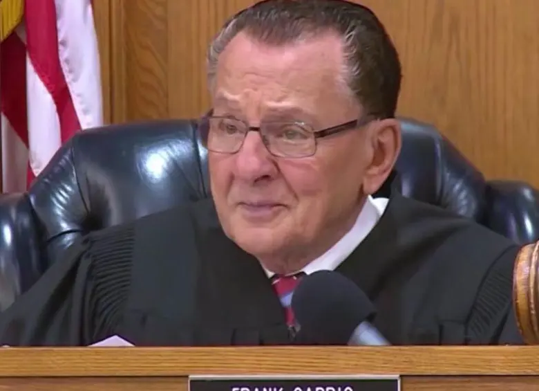 Frank Caprio se convirtió en un fenómeno global gracias a su estilo compasivo y humano en la sala judicial en Estados Unidos. FOTO: REDES SOCIALES