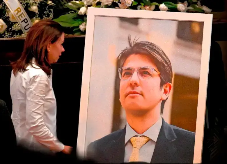 María Claudia Tarazona durante la cámara ardiente del senador Miguel Uribe Turbay en el Congreso. FOTO AFP