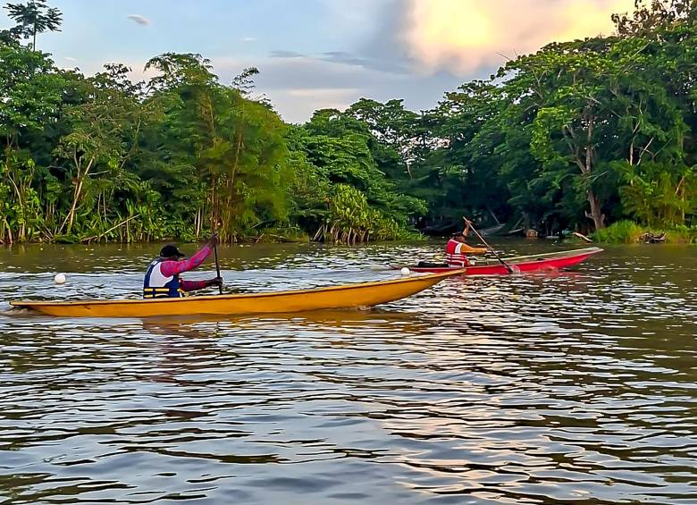 Un deporte que se practica a diario, en el que jóvenes y adultos compiten con un mismo objetivo: demostrar quién domina el agua. Foto: Andrea Lara.