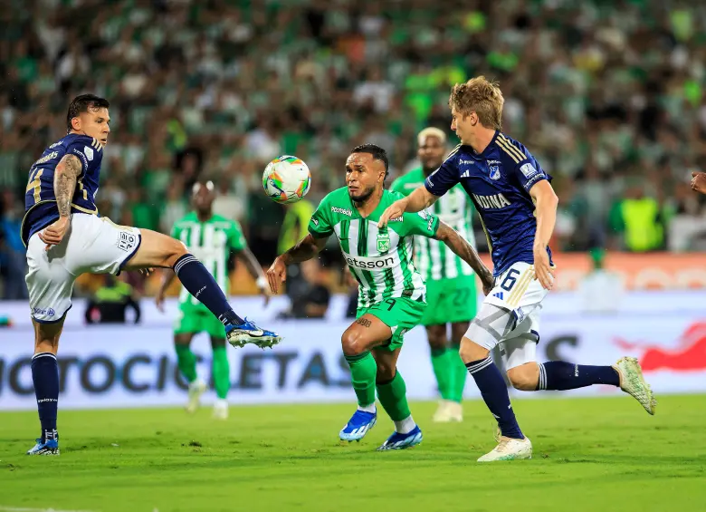 Imágenes de uno de los últimos partidos entre Nacional y Millonarios, en las que se puede ver a Andrés Sarmiento disputando el balón frente a los defensores del cuadro azul. FOTO Camilo Suárez