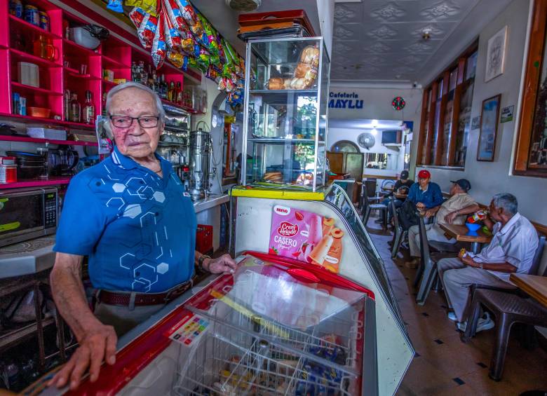 Reflexivo y en silencio, Mauro sólo espera que su cafetería siga en pie, en servicio de la gente de Andes. FOTO Julio César Herrera.