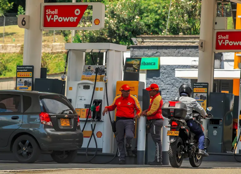 La gasolina subió cerca de $100 pesos en Colombia.  La gasolina subió cerca de $100 pesos en Colombia.