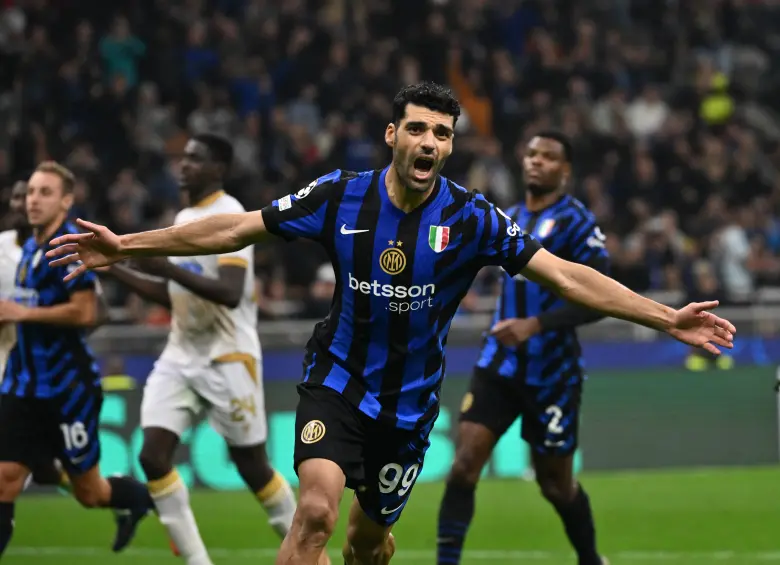 Mehdi Taremi, de Inter de Milán, festejando su gol durante el partido de segunda ronda de la Liga de Campeones de la UEFA entre Inter de Milán y FK Crvena Zvezda, en Milán, Italia. Foto de Xinhua/Alberto Lingria.