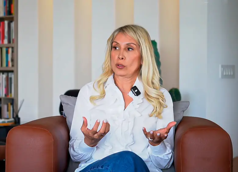 Karen Santos durante la entrevista en la que relató los episodios de violencia y las amenazas que, asegura, vivió durante su matrimonio con Ricardo Leyva. FOTO: Captura de video