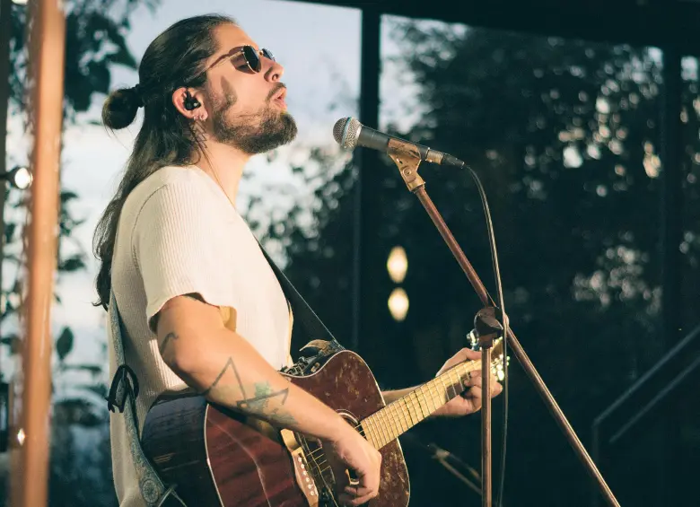 Radicado en Florida, este cantautor paisa ha construido una trayectoria constante entre el indie, el folk y el soft rock que hoy lo lleva a compartir escenario con una figura global. FOTO Cortesía