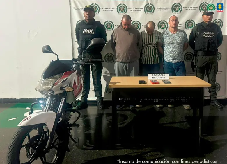  Víctor Alonso Palacio, Yeison Orlando Posaday Leonardo Grajales Montoya fueron los capturados por un caso de sextorsión. FOTO CORTESÍA