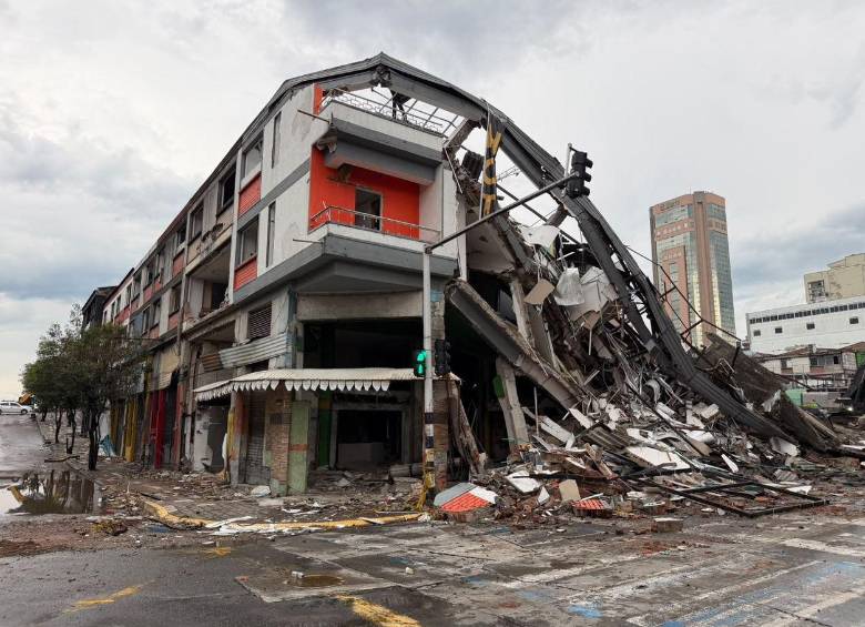 Bomberos de Pereira buscan a dos personas atrapadas tras el colapso de un edificio en la carrera 12 con calle 18, en el centro de la ciudad. FOTO X.com/Marovaan