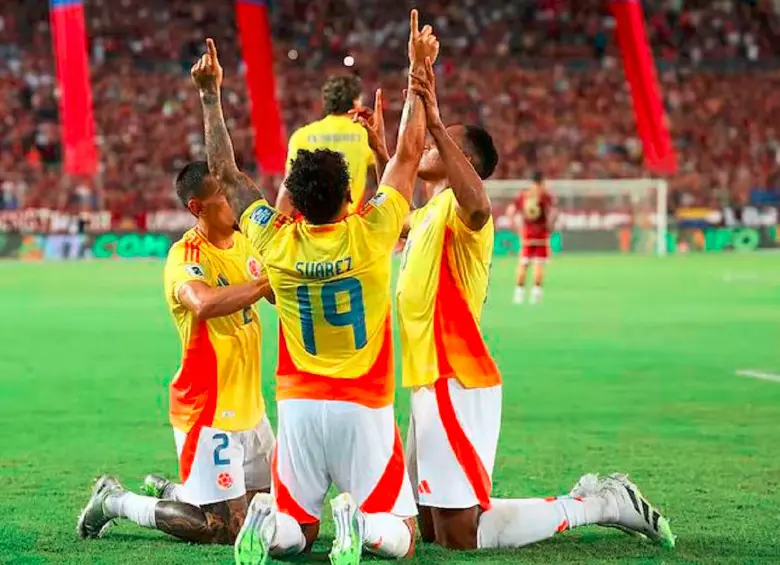 En la imagen aparece Luis Suárez celebrando junto a Daniel Muñoz y Yerry Mina. FOTO GETTY