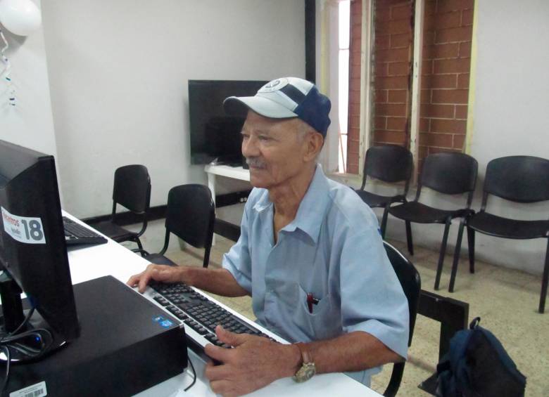Los expertos recomiendan hablar con los abuelos y los padres acerca de los riesgos que corren al navegar en internet. Foto: EL COLOMBIANO