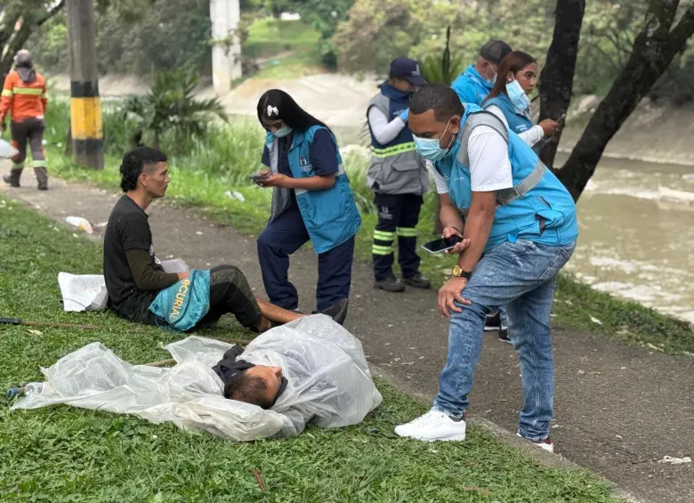 Personal de la Alcaldía de Medellín durante operativos de recuperación de espacio público en zonas críticas de la ciudad. FOTO Alcaldía de Medellín