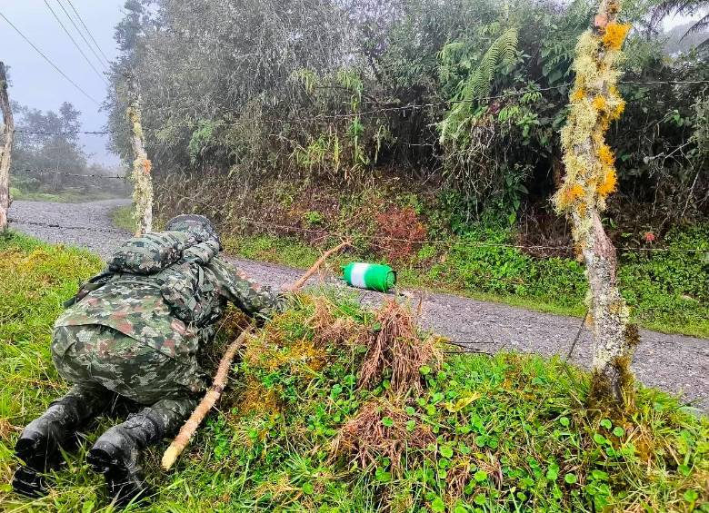 La Fuerza Pública hizo presencia en la zona para desactivar el artefacto explosivo. FOTO: Cortesía Ejército