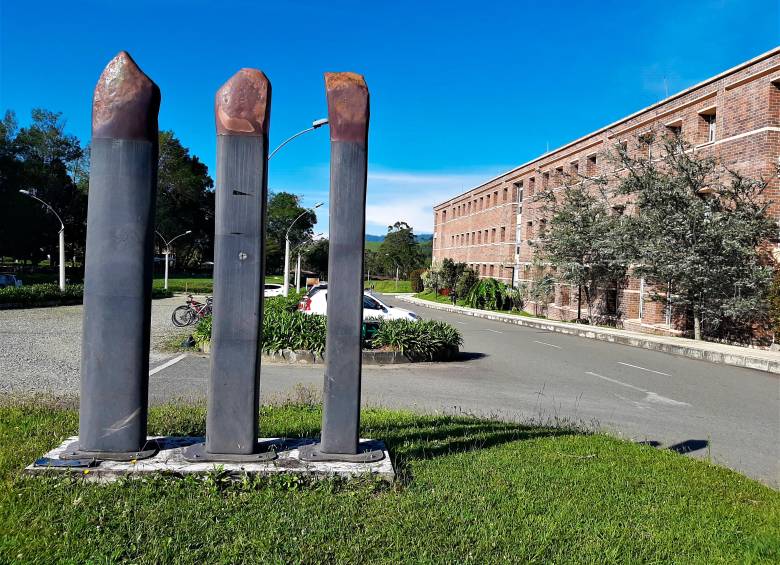 Testigos se llama esta obra ubicada en la sede Oriente de la Universidad de Antioquia. FOTO Cortesía UdeA.
