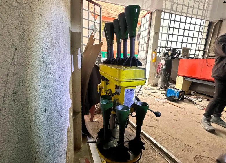 Estas son granadas de mortero artesanales, para lanzar en tierra o desde drones aéreos. FOTO: CORTESÍA MINDEFENSA.