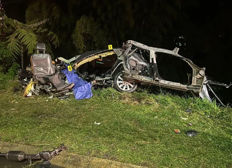 Carro se estrelló en la autopista Medellín-Bogotá y quedó convertido en chatarra: hubo dos muertos y tres heridos