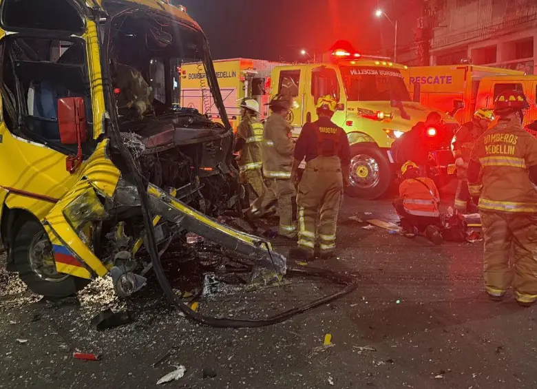 Aspecto de uno de los buses involucrados en el accidente ocurrido en el barrio Perpetuo Socorro. FOTO: Cortesía Alcaldía de Medellín