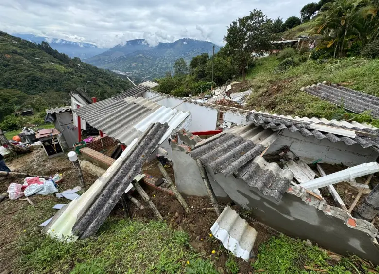 Así quedó la vivienda donde ocurrieron los hechos en la vereda Quebrada Arriba de Copacabana. FOTO: Cortesía Alcaldía de Copacabana.