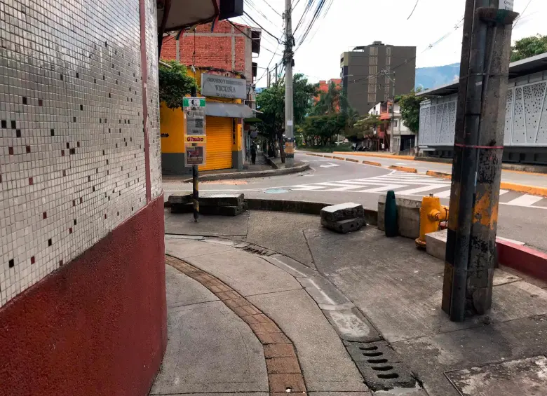 En esta esquina, a un lado de la estación Los Alpes, de metroplús, ocurrió el ataque con cuchillo de dos hombres, que acabó con ambos implicados muertos. FOTO: LAURA ROSA JIMÉNEZ VALENCIA