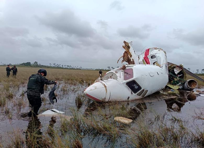 Así quedó el avión encontrado por los militares en la región de la Mosquitia, Honduras. FOTO: CORTESÍA FUERZAS MILITARES HONDURAS.