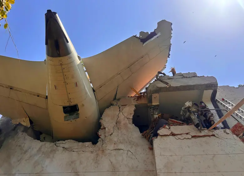 Partes del fuselaje del avión de Air India que se accidentó el pasado 12 de junio. FOTO: Central Industrial Security Force / Handout/Anadolu via Getty Images.