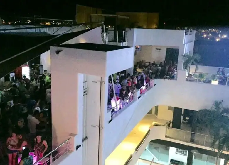 La discoteca Oasis, en Girardot, opera dentro del centro comercial investigado por presuntos nexos con el Bloque Tolima. Imagen tomada de, discoteca Oasis Girardot, via Facebook. 