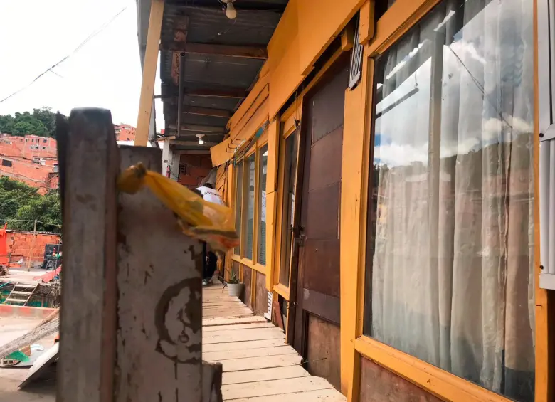 Dentro de esta casa, en el barrio 20 de Julio, ocurrió el homicidio de Javier Montes Restrepo, de 43 años, luego de que dos hombres lo apuñalaran, lo amordazaran y le robaran sus pertenencias. FOTO: LAURA ROSA JIMÉNEZ VALENCIA