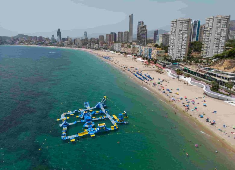 Benidorm, España, sirvió como modelo para el diseño del complejo turístico de Wonsan Kalma en Corea del Norte. En 2017, una delegación norcoreana recorrió esta ciudad costera para estudiar su infraestructura hotelera y recreativa. FOTO: AFP