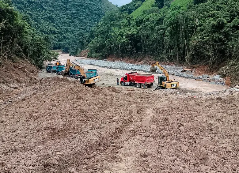 Invías señaló que mientras el clima lo permita la maquinaria amarilla avanzará para restablecer la vía. FOTO: CORTESÍA