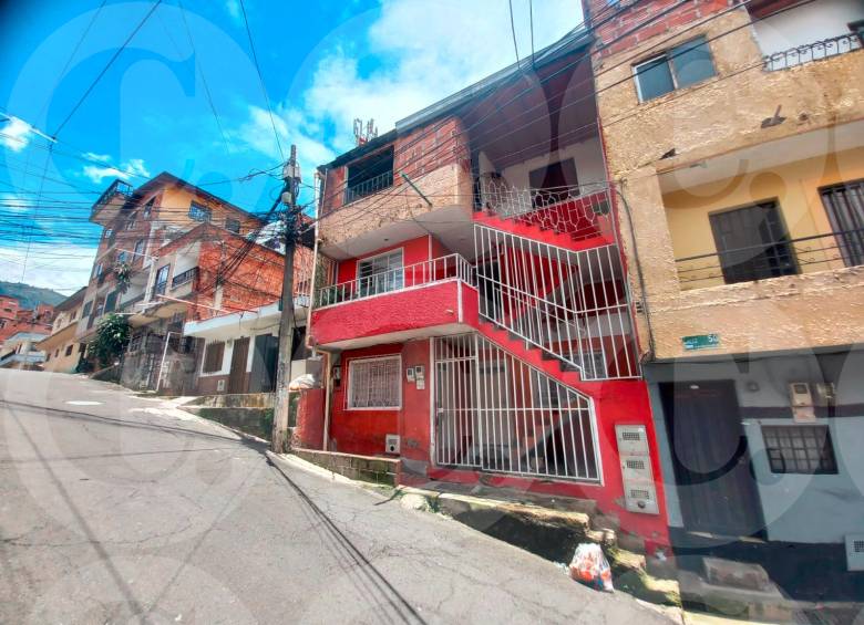 En el tercer piso de esta vivienda del barrio Pérez, de Bello, ocurrió el asesinato de Katerin Lizeth Casas Rodas, de 33 años, y la posterior muerte de Sebastián Fernández Salas, de 34, quienes vivían en unión libre en esta propiedad desde hace un año. FOTO: MAURICIO PALACIO