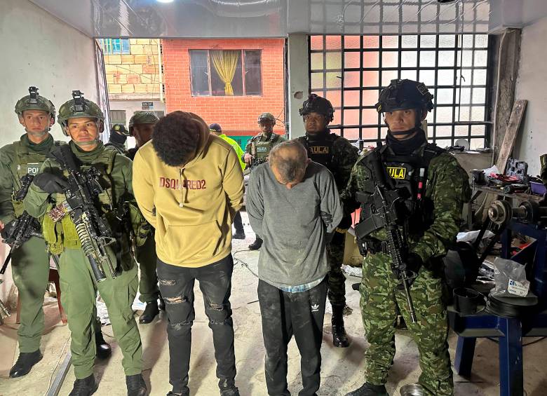 Estos son los dos capturados en durante el allanamiento al taller, en la localidad bogotana de Usme. FOTO: CORTESÍA MINDEFENSA.