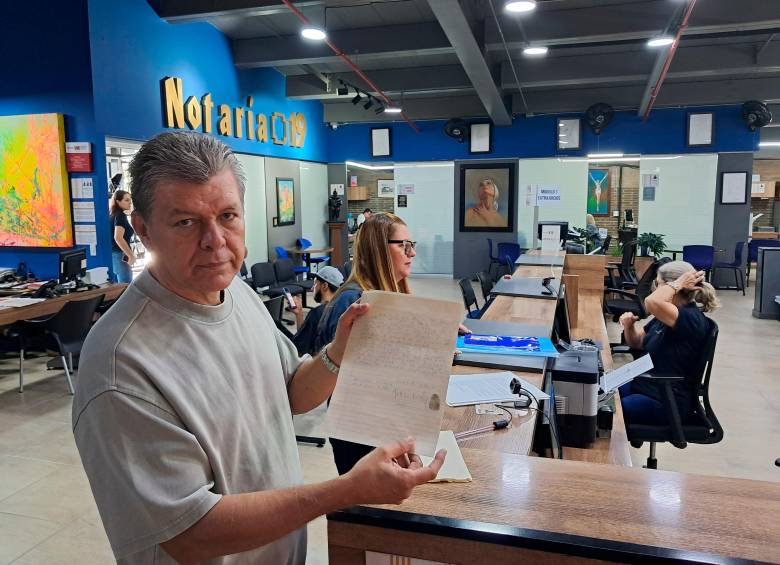 Diego Alonso Sánchez exhibe la carta que le envió Pablo Escobar en 1991, la cual creía perdida para siempre. Apareció en la librería La Anticuaria. FOTO: NELSON MATTA COLORADO.