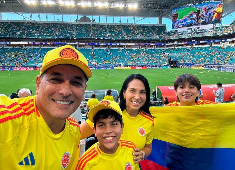 El alcalde de Cartagena, Dumek Turbay, junto a su familia en la final de la Copa América en Miami. FOTO: Tomada de Instagram @dumek_turbay