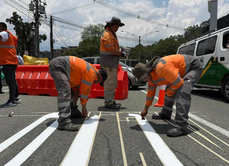 Personal de la Alcaldía de Medellín tuvo que señalizar los cierres de la vía Las Palmas, a la altura de Chuscalito, por un hundimiento que obliga su pronta intervención. FOTO: CORTESÍA ALCALDÍA DE MEDELLÍN
