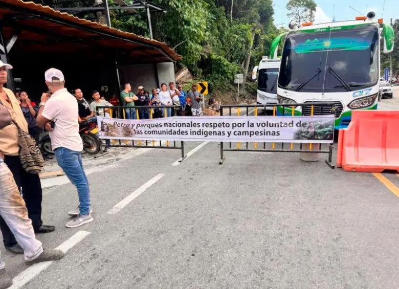 Bloqueos viales tienen represados 500.000 litros leche y 1.000 contenedores de banano Bloqueos viales tienen represados 500.000 litros leche y 1.000 contenedores de banano