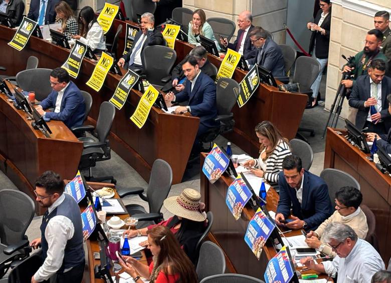 Entre carteles y manifestaciones a favor y en contra, ayer la plenaria fue escenario de una intensa puja política, con cuentas ajustadas y maniobras de último minuto. FOTO JAVIER GONZÁLEZ PENAGOS