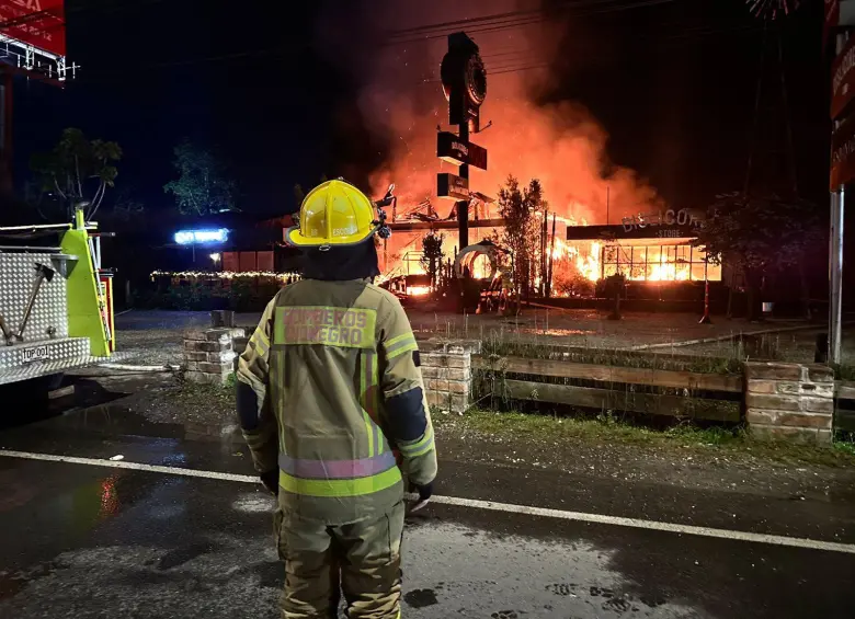 El incendio ocurrido esta madrugada del 20 de diciembre de 2025 en Llanogrande. FOTO: ALCALDÍA RIONEGRO