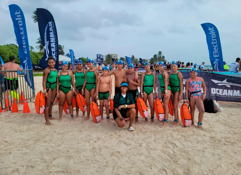 Equipo de nadadores de aguas abiertas del CIFAR acompañados de la entrenadora Leydi Ramírez. Foto: Cortesía Erika Castro.