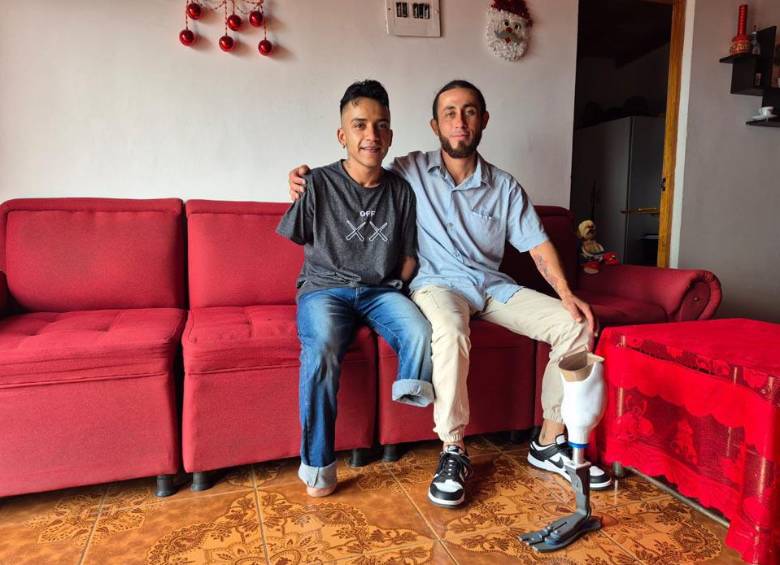 Luis Taborda al lado de John Mesa, uno de los ingenieros electromecánicos que hace parte del sueño hecho realidad. FOTO Cortesía Alcaldía de Medellín. 