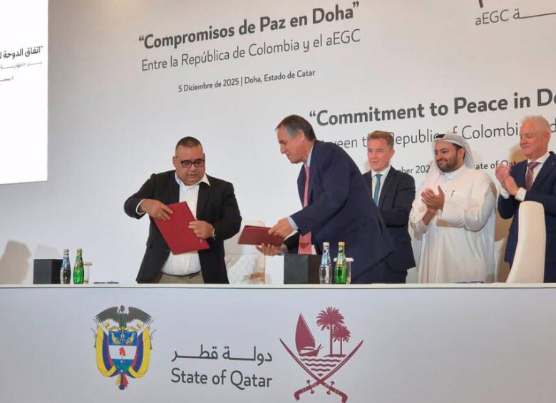 Los jefes de cada delegación en la mesa de Catar: a la izquierda, Luis Pérez Castañeda (“Jerónimo”), del Clan del Golfo; y a la derecha, Álvaro Jiménez Millán, del Gobierno Nacional. FOTO cortesía de presidencia