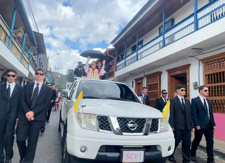 El desfile se realizó por las calles principales del pueblo a bordo de una camioneta y custodiado por guardaespaldas. FOTOS: TOMADAS DE FACEBOOK