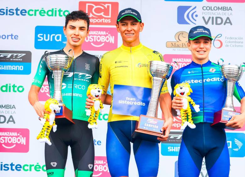 Molina (centro), Pescador (izquierda) y Muñoz, tres de los nuevos talentos del ciclismo colombiano. FOTO CORTESÍA ÁNDERSON BONILLA-GW