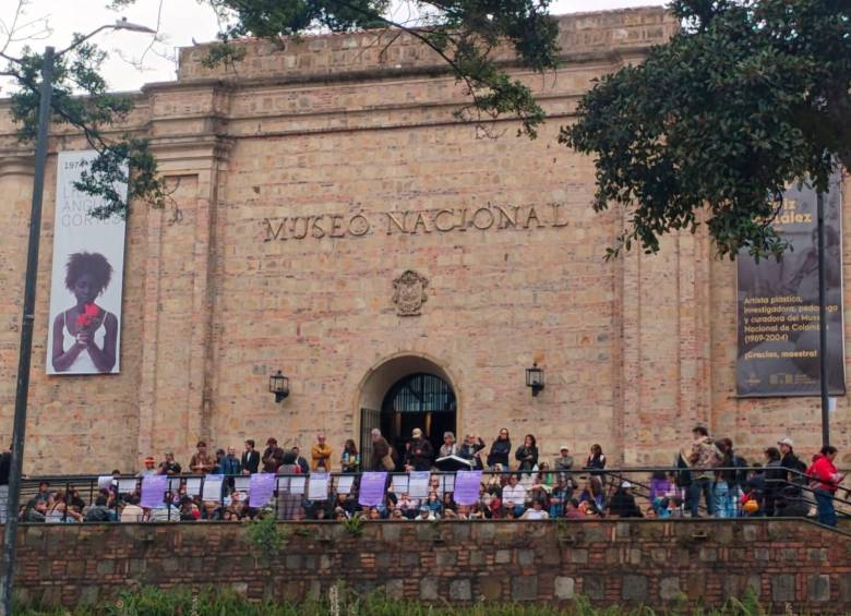 Desde hace varios días, personas se reúnen en la entrada del Museo Nacional para protestar por la decisión de Abelardo de la Espriella. Foto Cortesía.