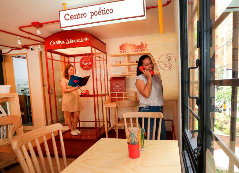La Cabina Literaria está estrenando espacio en Laureles. Desde hoy puede tardear y enviar poemas por teléfono. FOTO esneyder gutiérrez