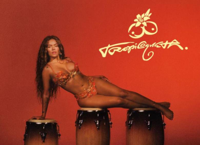 Karol G posa sobre tres congas en tonos naranjas para la portada oficial de Tropicoqueta, un álbum que define como “memoria, fiesta e identidad”. FOTO instagram @karolg