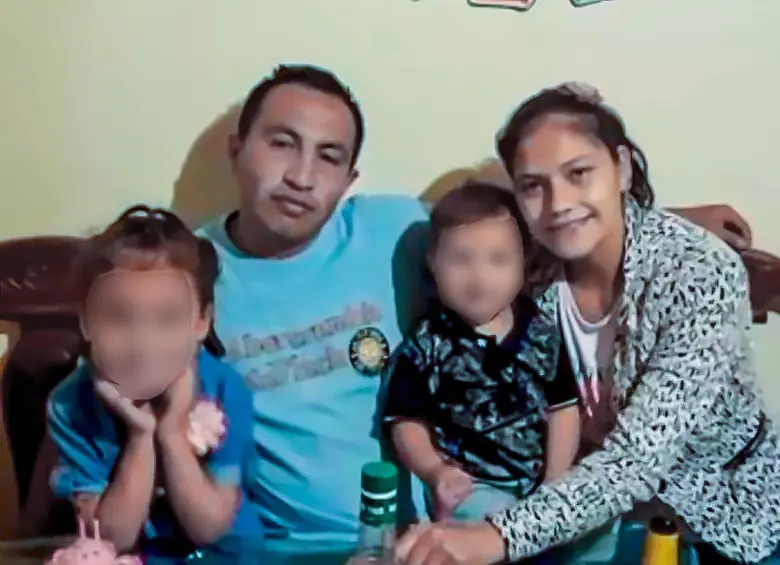 Paola Ramírez y Darwin Felipe Beltrán, junto a los niños víctimas. Foto: captura de pantalla