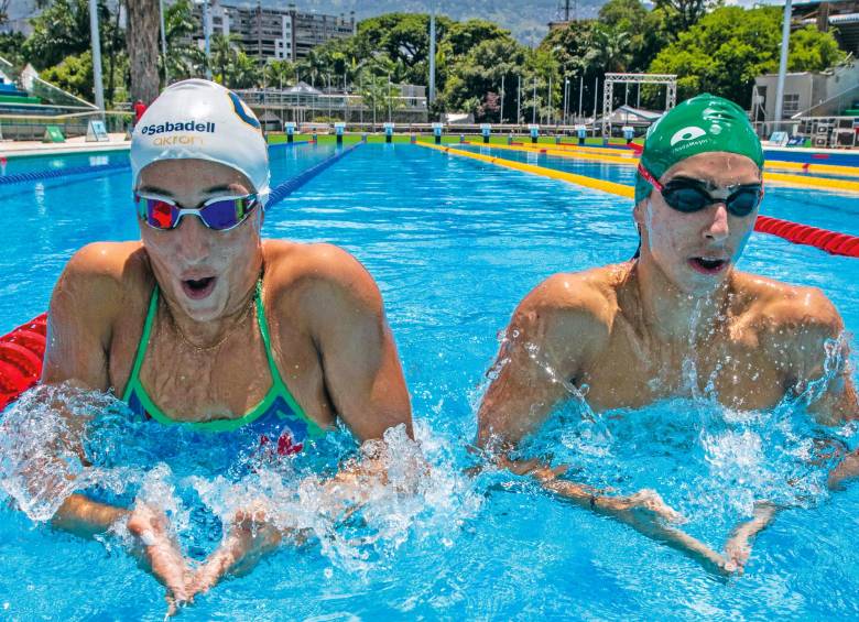 La nadadora antioqueña Tiffany Murillo junto al paisa Juan José Giraldo nadan en la piscina de carreras del Complejo Acuático César Villa Zapta de Medellín. FOTO: JULIO CÉSAR HERRERA