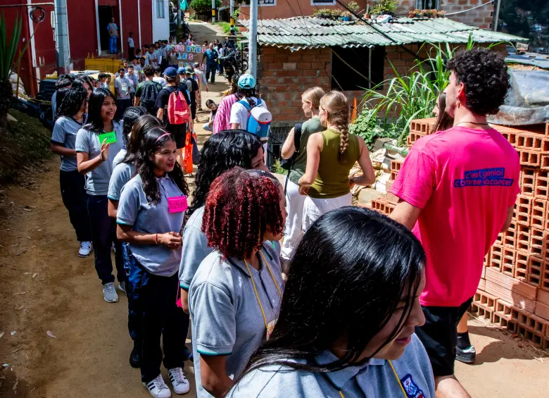 Fachada del colegio Santa María de la Cruz, ubicado en el barrio La Cruz de la Comuna de Manrique. FOTO: EL COLOMBIANO